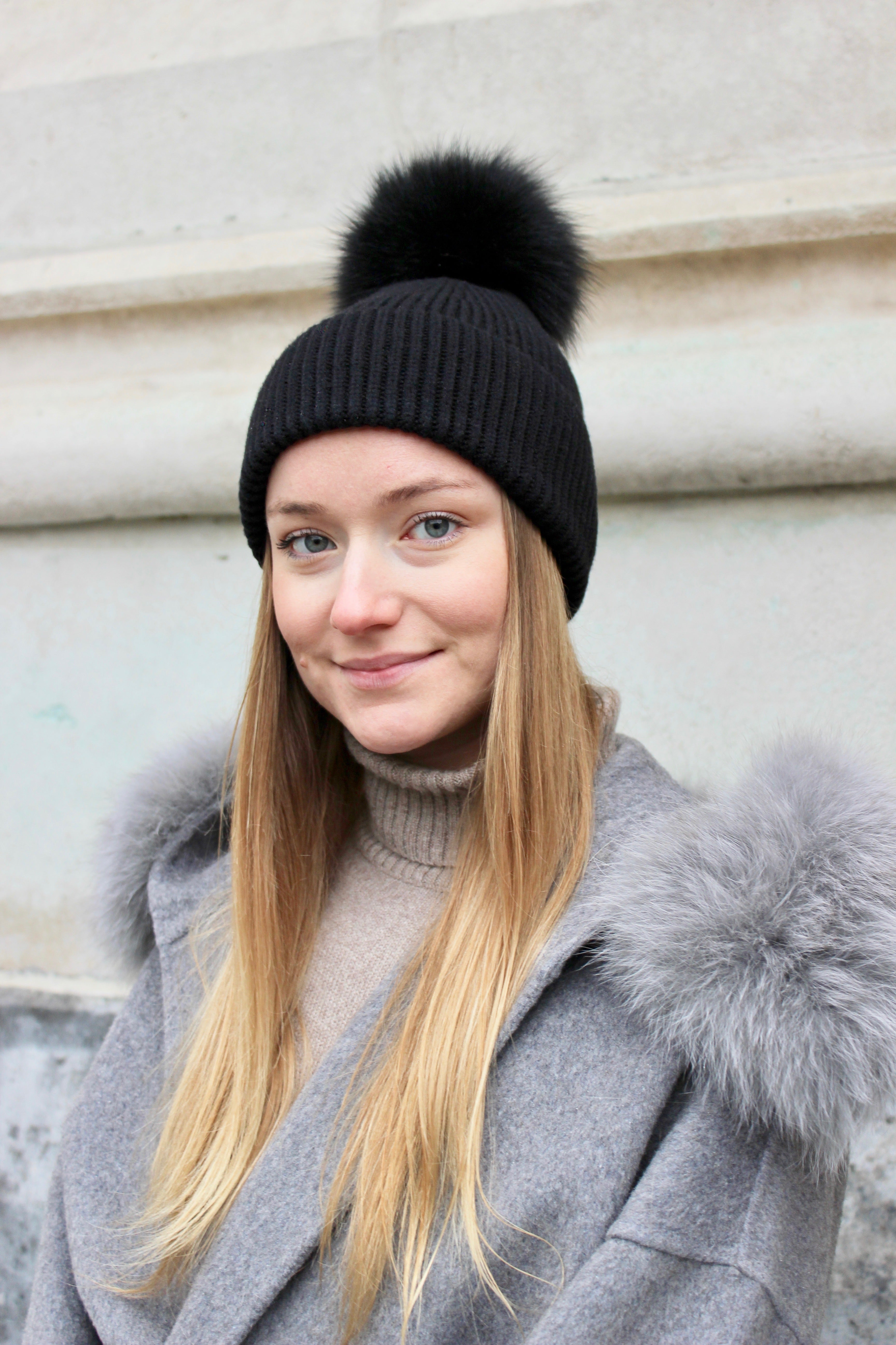 Megève pompom hat - Black